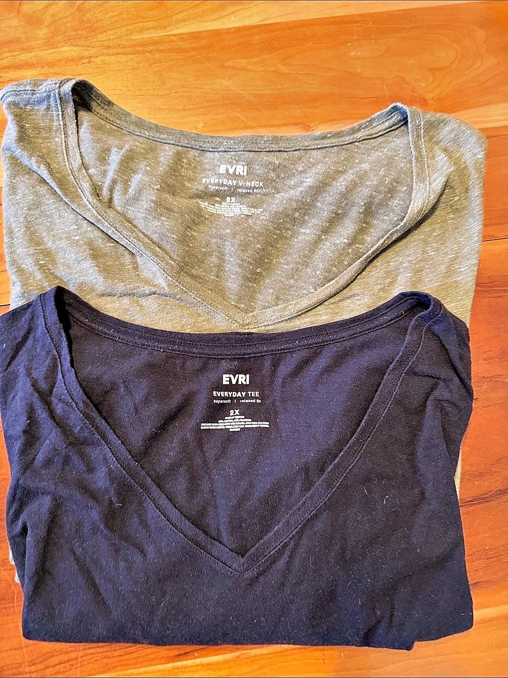 EVRI Everyday V-Neck Supersoft Relaxed Fit Tee Tops Black & Green
